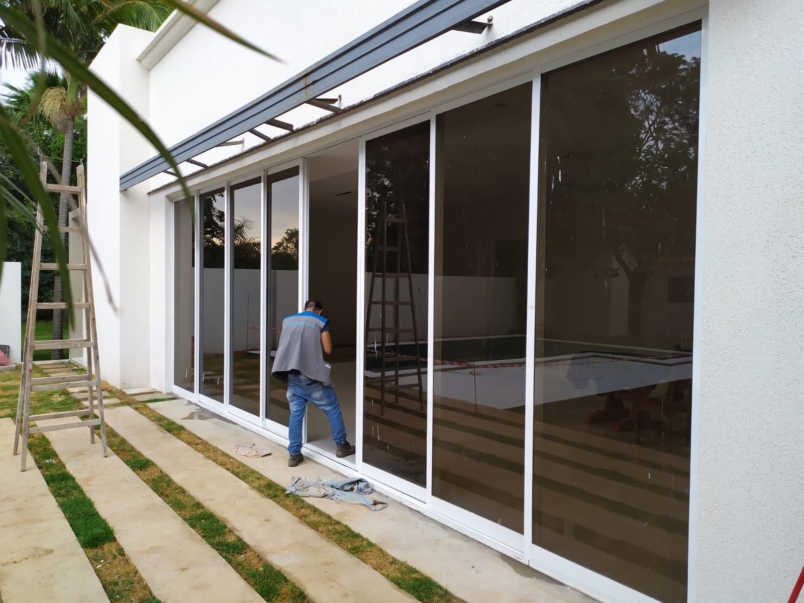Instalación de cerramiento de vidrio con aluminio blanco en galería con piscina — MÁS VIDRIOS
