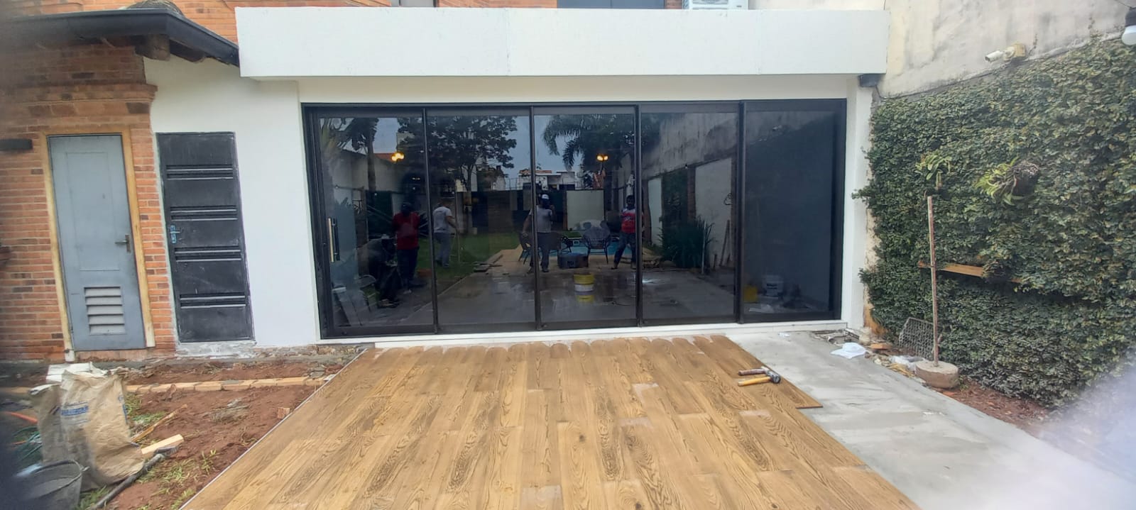 Cerramiento de quincho con vidrio y aluminio negro, deck de madera — MÁS VIDRIOS