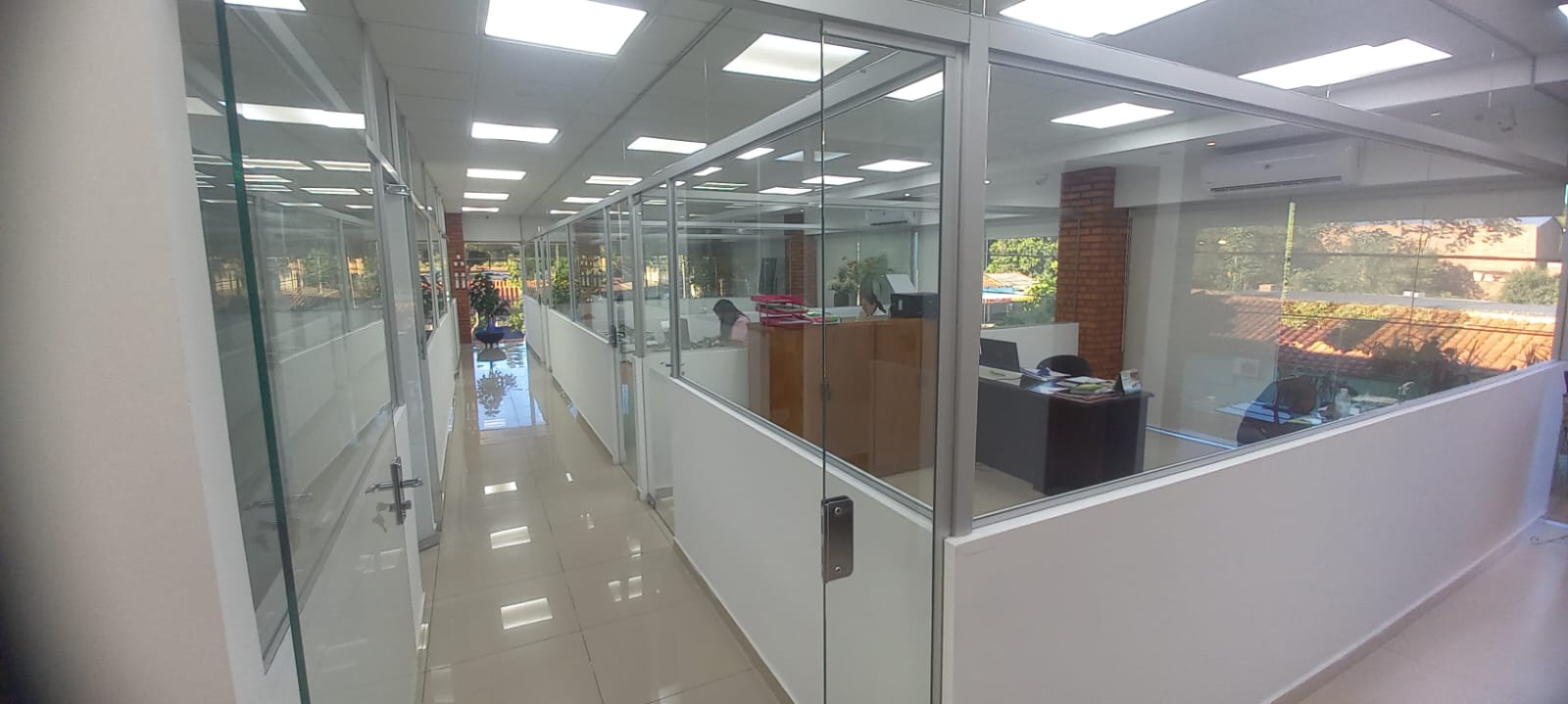 Divisiones de oficina en vidrio con aluminio blanco — MÁS VIDRIOS