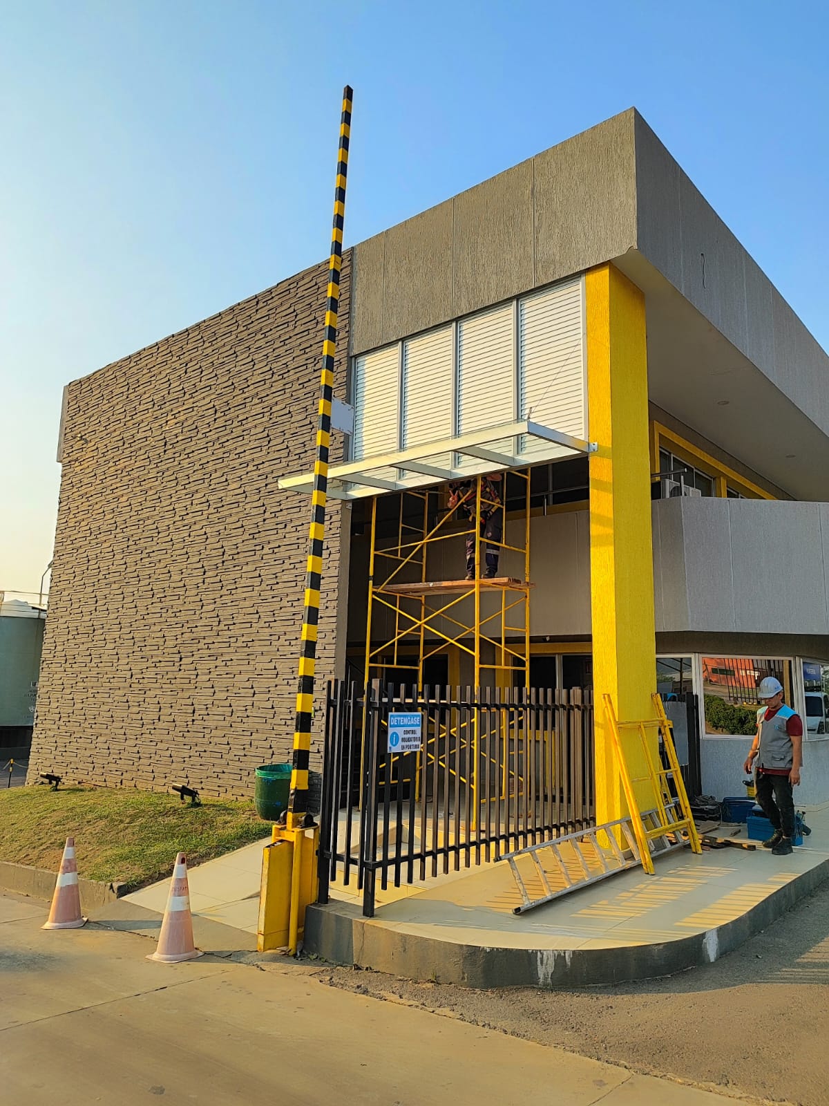 Fachada comercial con cerramiento de aluminio y cortina de enrollar — MÁS VIDRIOS
