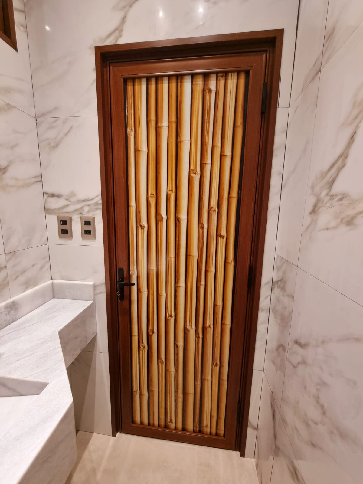Baño revestido en mármol con carpintería a medida — MÁS VIDRIOS