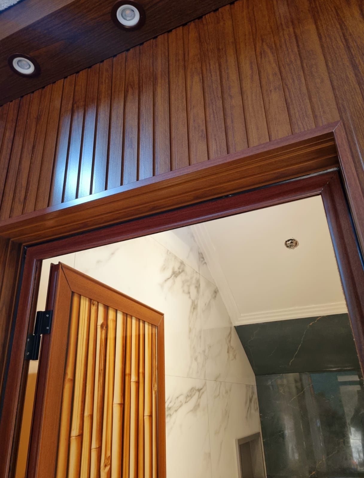Detalle de revestimiento de madera en cielorraso con spots embutidos — MÁS VIDRIOS