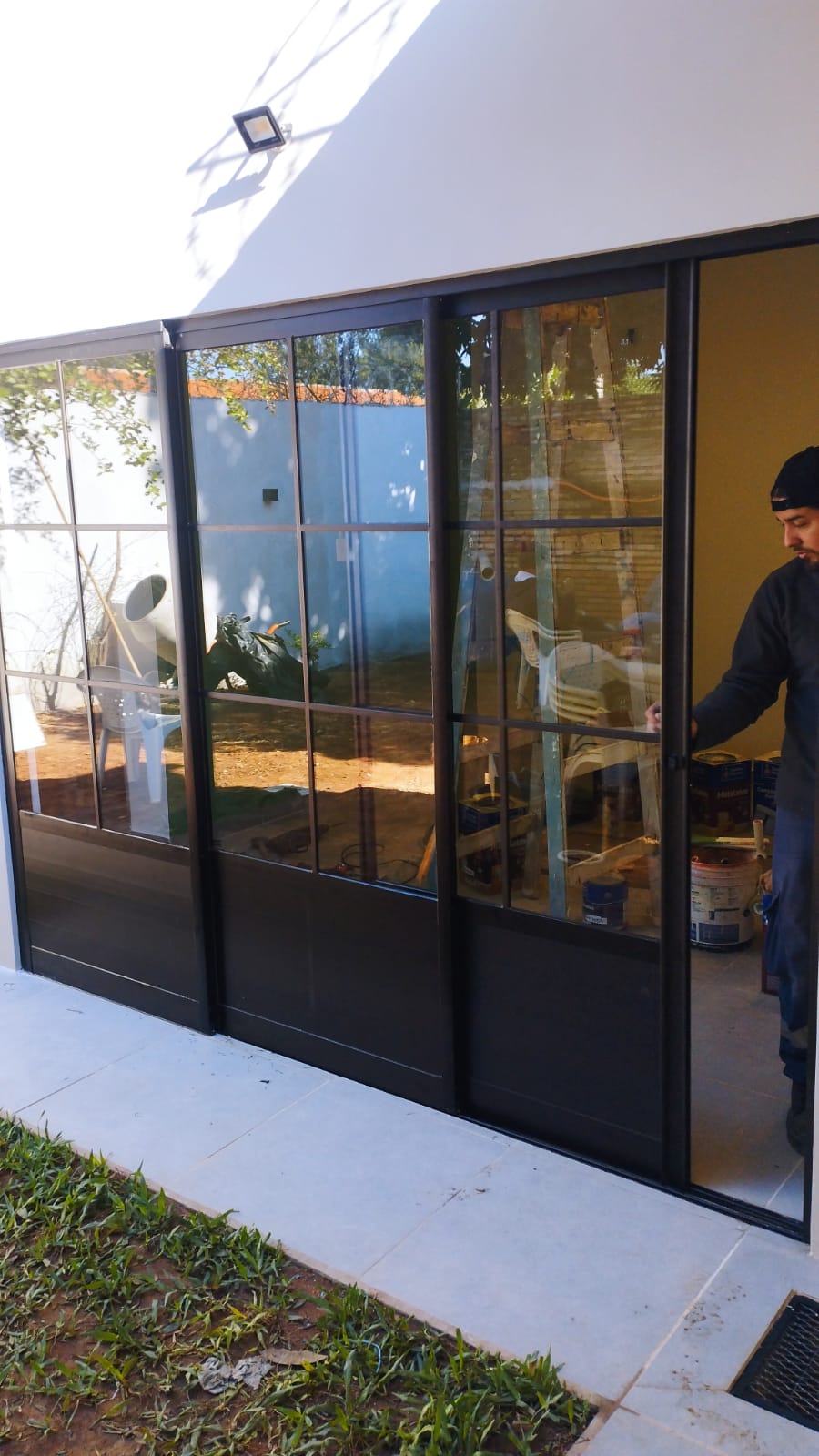 Puerta corrediza de vidrio estilo industrial con cuadrícula — MÁS VIDRIOS
