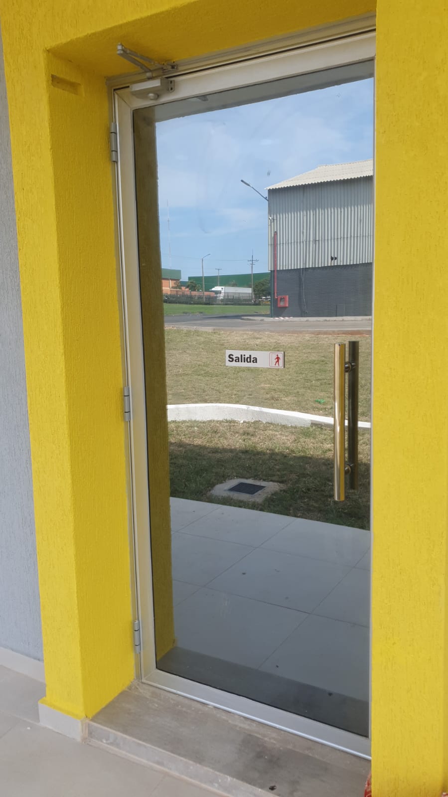 Puerta de vidrio con aluminio, manijón de acero y brazo cierrapuertas — MÁS VIDRIOS