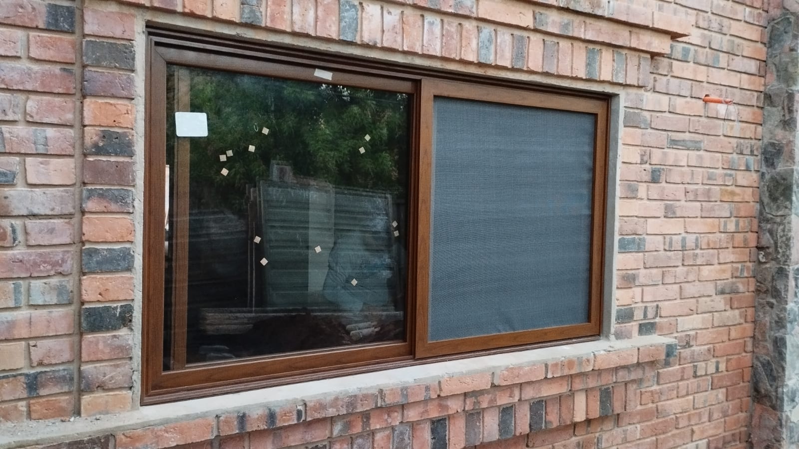 Ventana corrediza de aluminio símil madera con mosquitero — MÁS VIDRIOS
